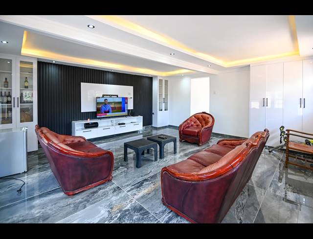 4 BEDROOM FREEHOLD TO LET IN COWIES HILL